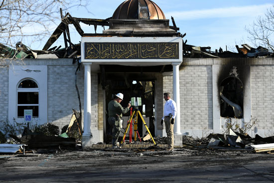 المحققين يرفعون آثار حريق المركز الإسلامى بولاية تكساس الأمريكية