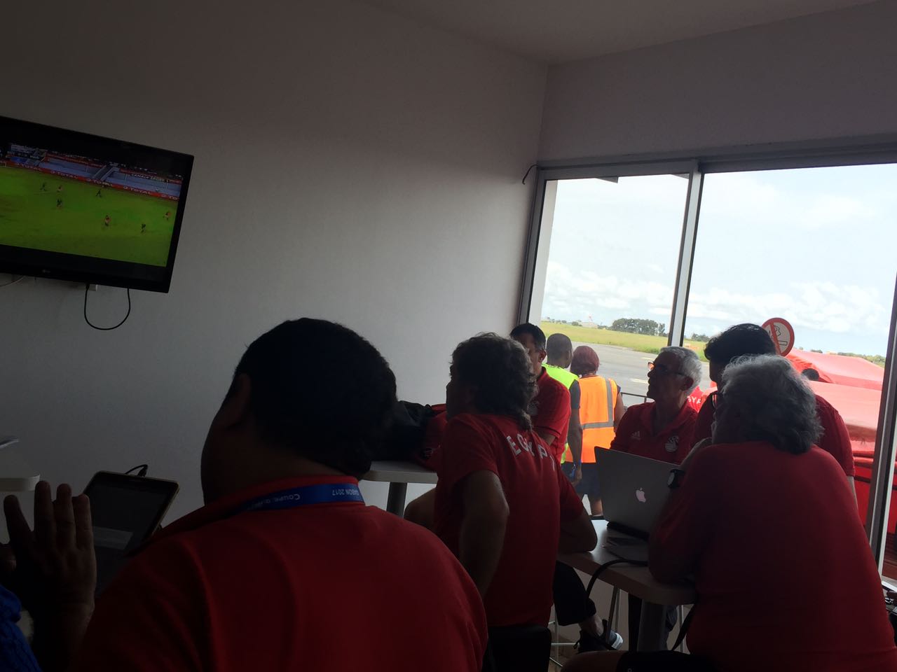 كوبر يتابع مباراة المغرب فى المطار