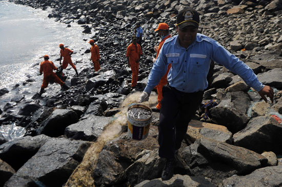 فريق الاستجابة للتلوث فى الهند ينظف الساحل من تسرب بقع الزيت بسبب اصطدام ناقلة نفط
