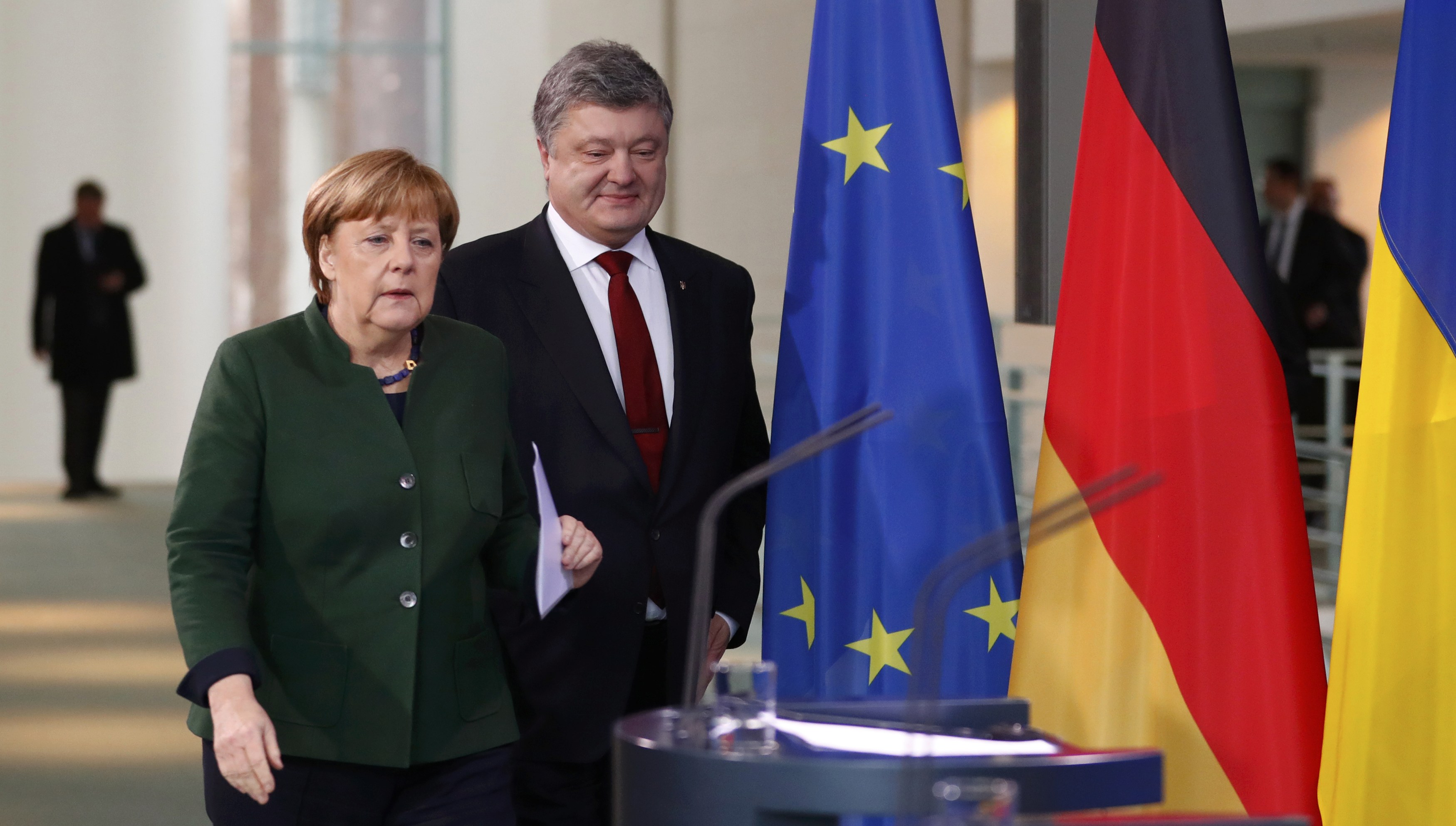 المستشارة الألمانية والرئيس الاوكرانى يصلان لمقر المؤتمر الصحفى فى برلين