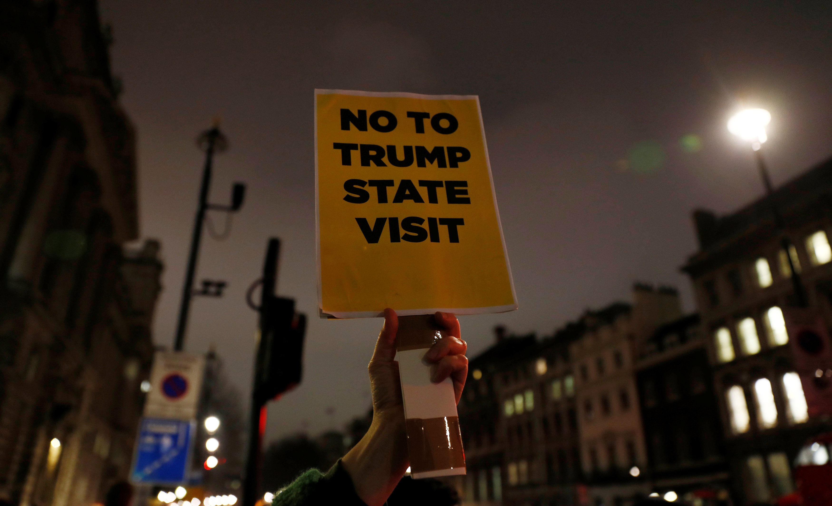 احتجاجات ضد الرئيس الامريكى دونالد ترامب فى لندن لحظر دخول رعايا 7 دول - رويترز