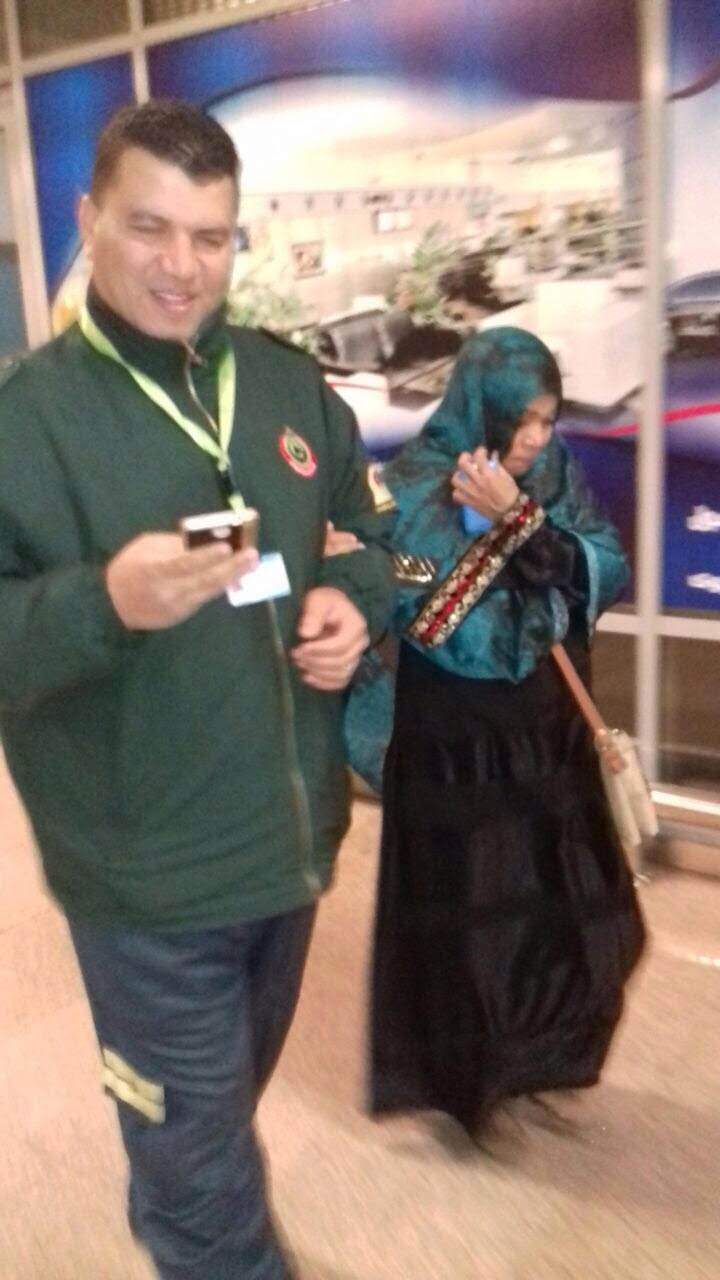 سيدة أسوان مطلعة مصطفى فى مطار القاهرة