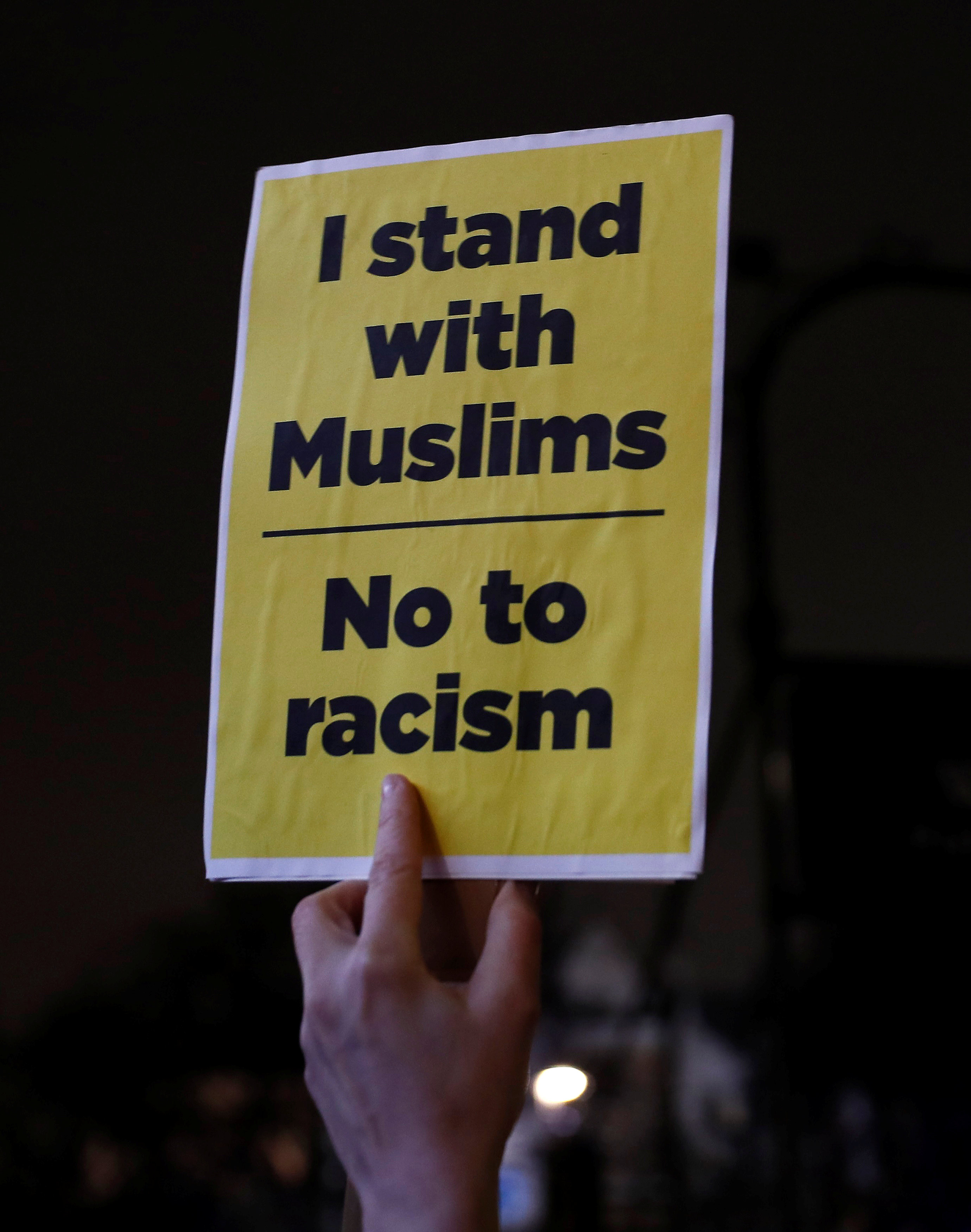 لافتة تقول لا للعنصرية ومع بقاء المسلمين- رويترز