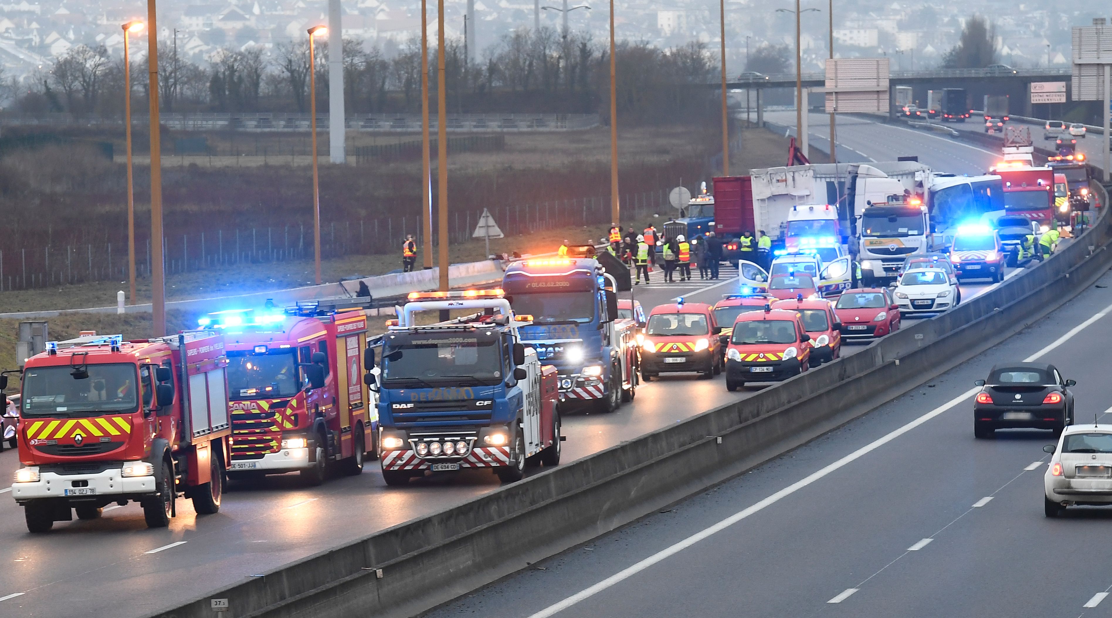 سيارات الإطفاء والإنقاذ تصل موقع حادث التصادم على الطريق السريع فى إبون الفرنسية