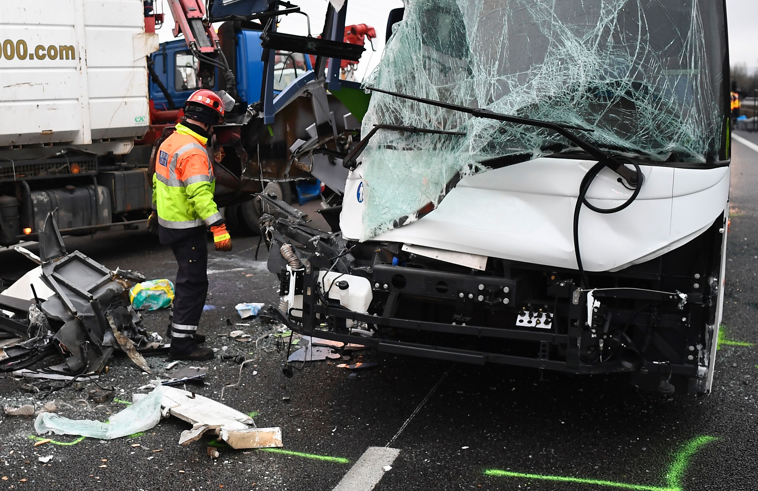 سيارة تحطمت فى حادث التصادم بالطريق السريع جنوب غرب باريس
