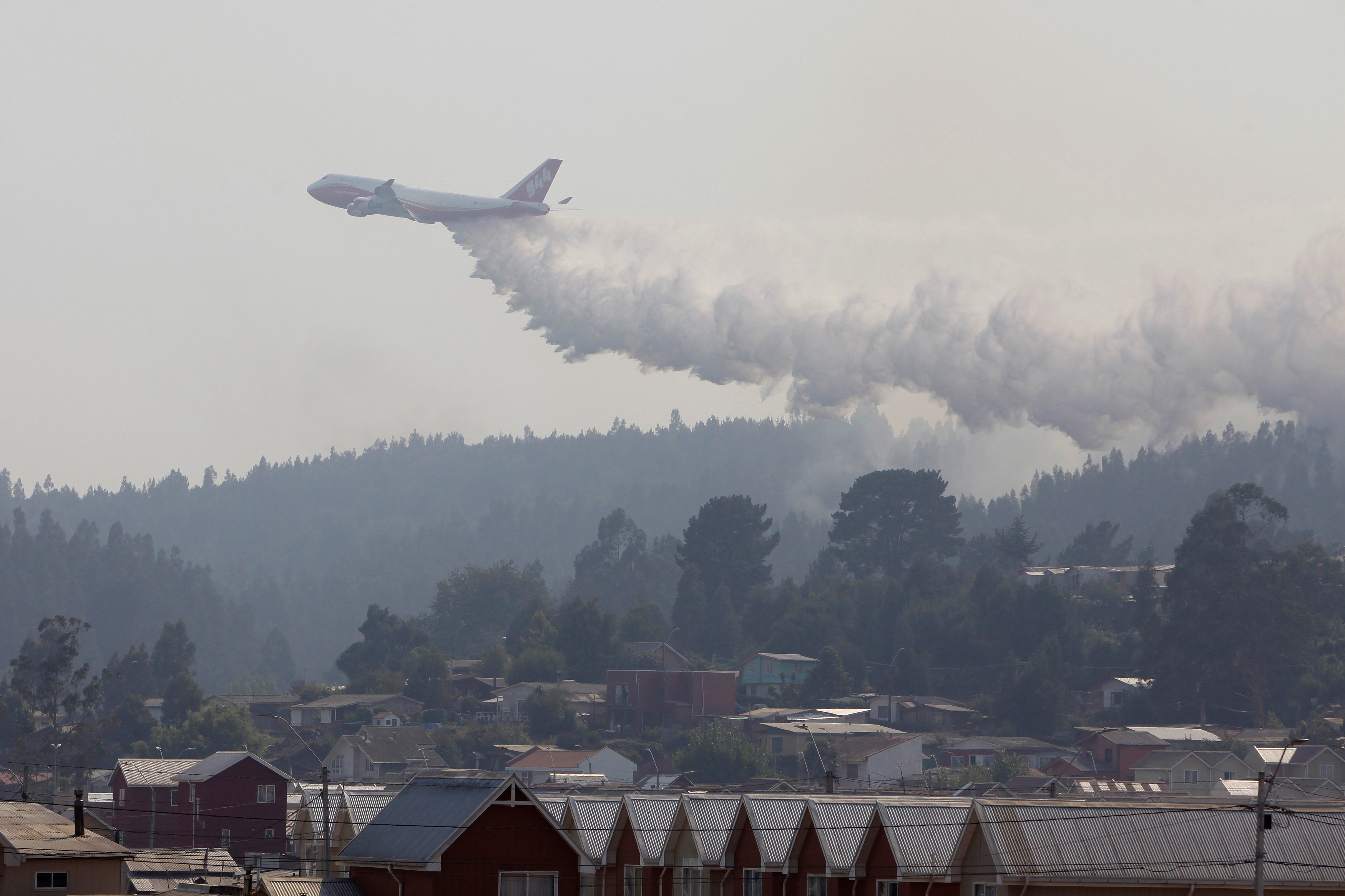 طائرات الولايات المتحدة تشارك فى إخماد حرائق الغابات بتشيلى