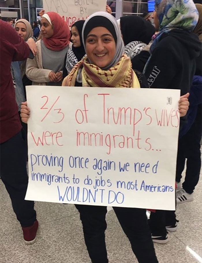  فتاة عربية ترفع لافتة مكتوب عليها "غير صحيح أن المسلمين يشغلون ثلثى وظائف أمريكا"
