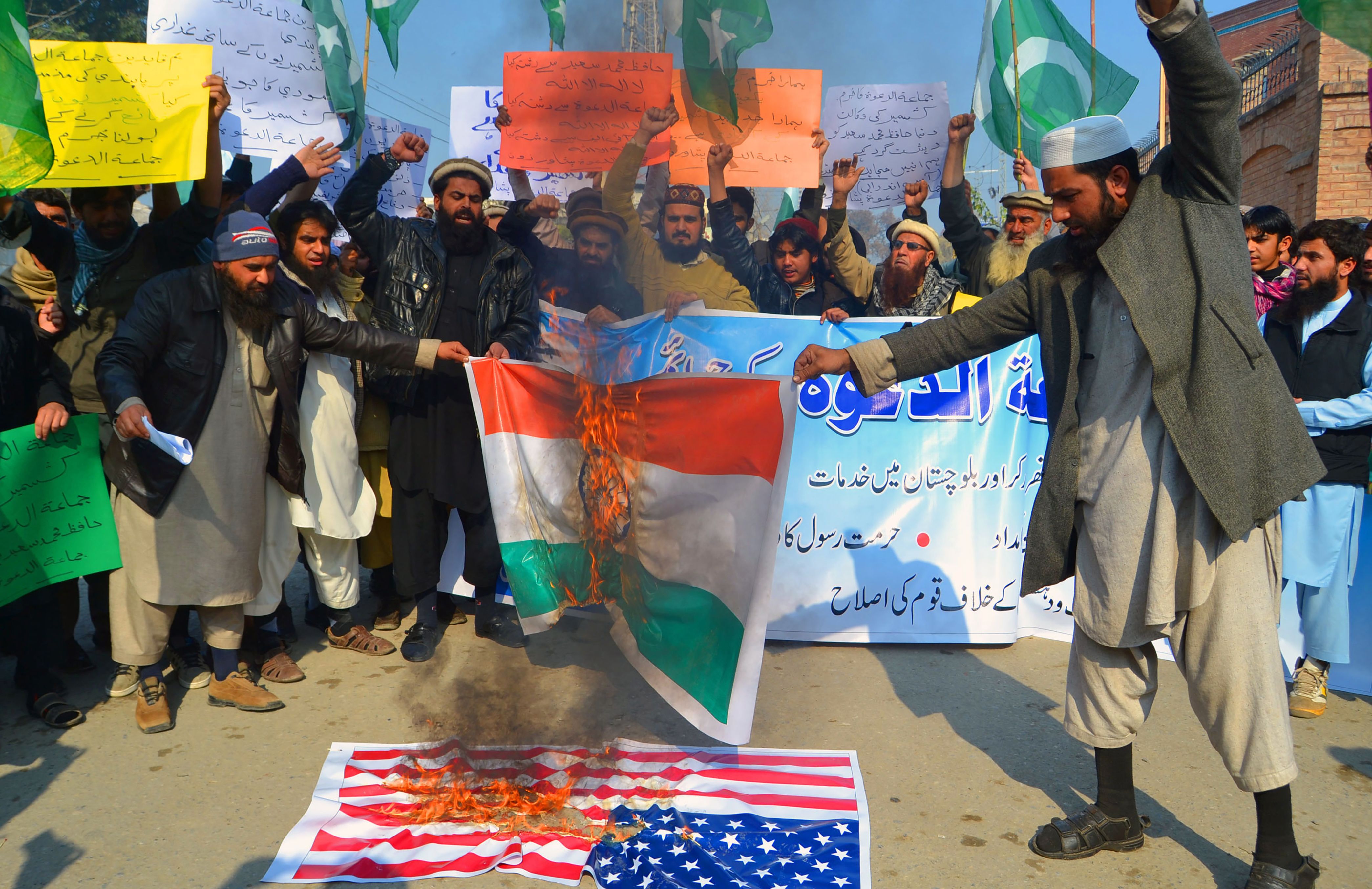 انصار حافظ سعيد زعيم جماعة الدعوة الباكستانية يحرقون علم أمريكا والهند خلال مظاهراتهم