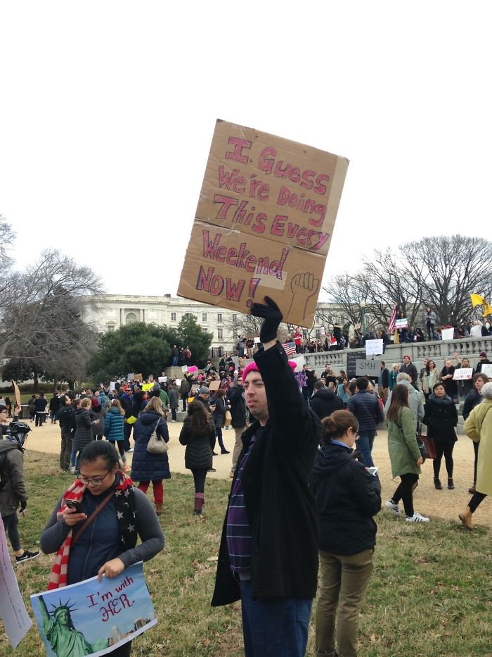   رجل يحمل لافتة مكتوب عليها "مثل هذه المظاهرات ستكرر نهاية كل أسبوع"
