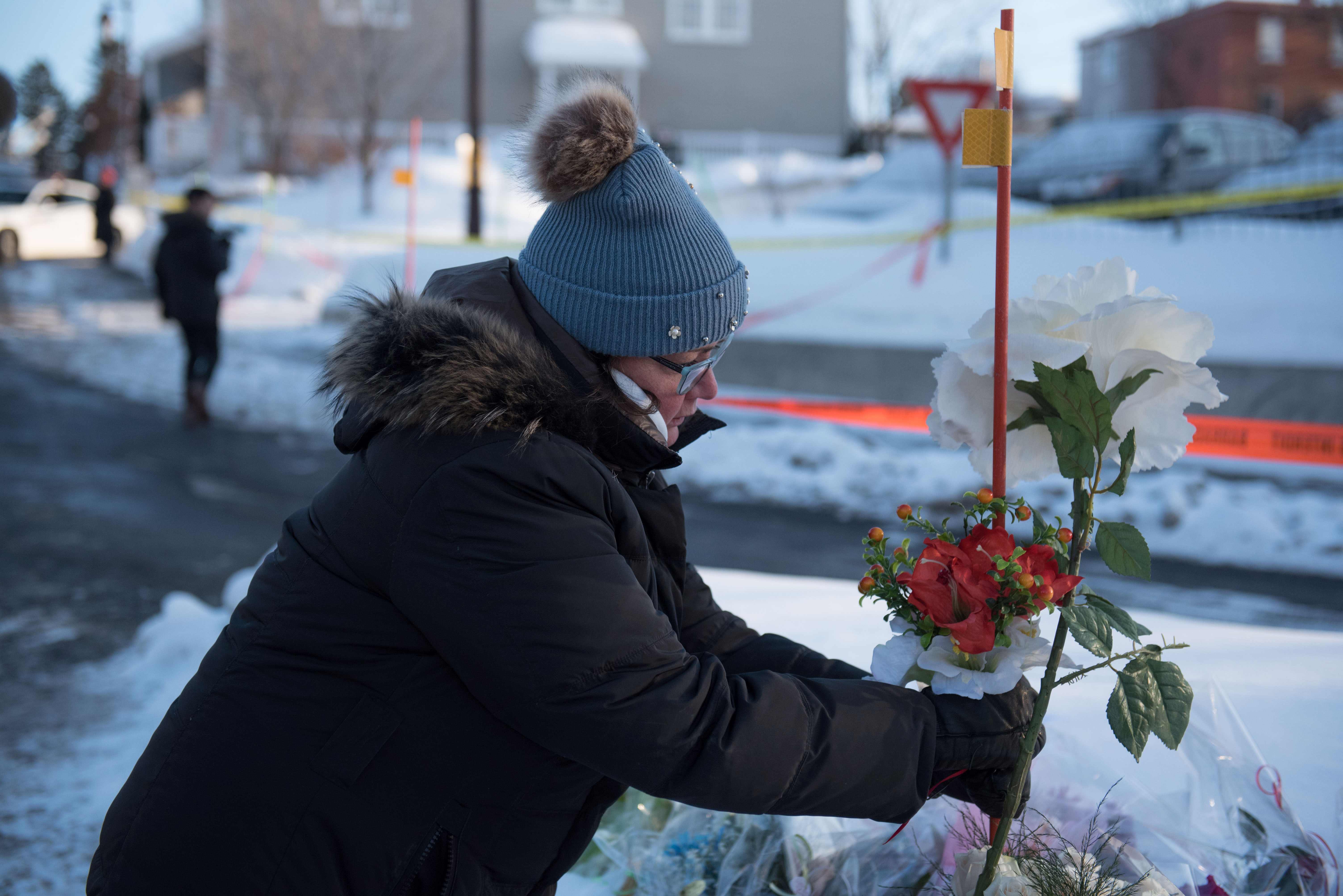 مواطنة تضع الزهور بالقرب من موقع الحادث
