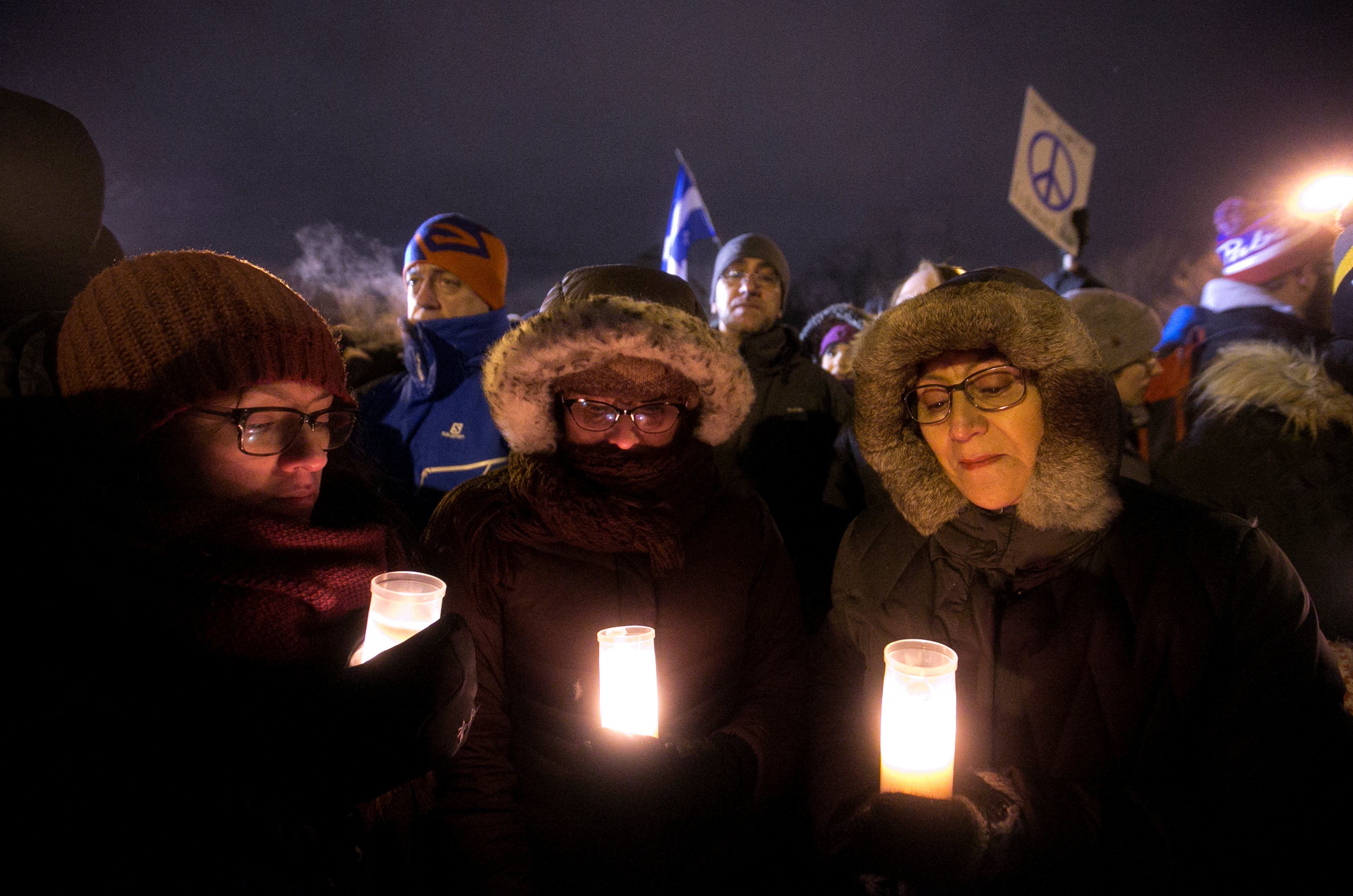 وقفة بالشموع لتأبين ضحايا مسجد كندا