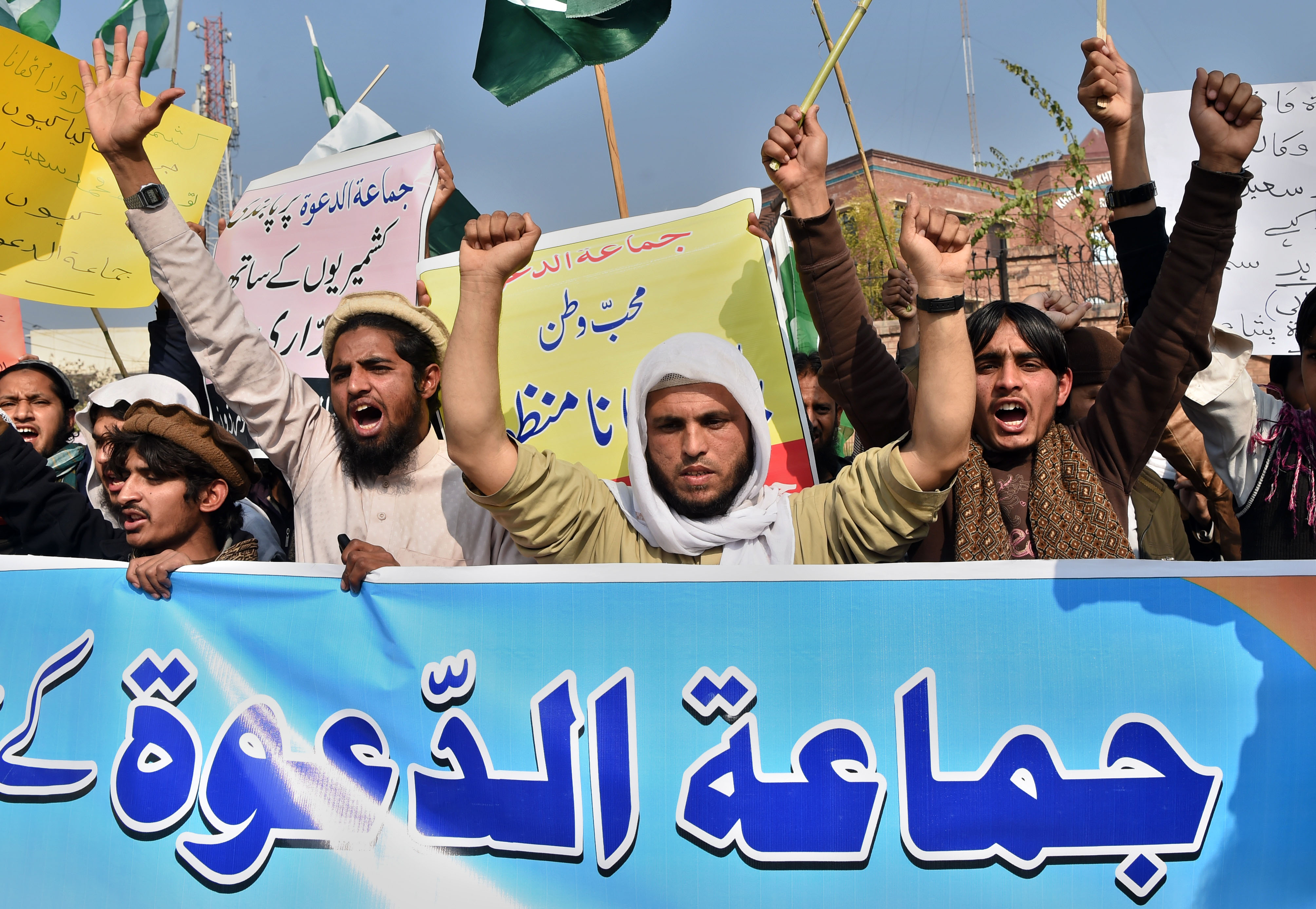 انصار حافظ سعيد زعيم جماعة الدعوة الباكستانية يتظاهرون ضد قرار احتجازه