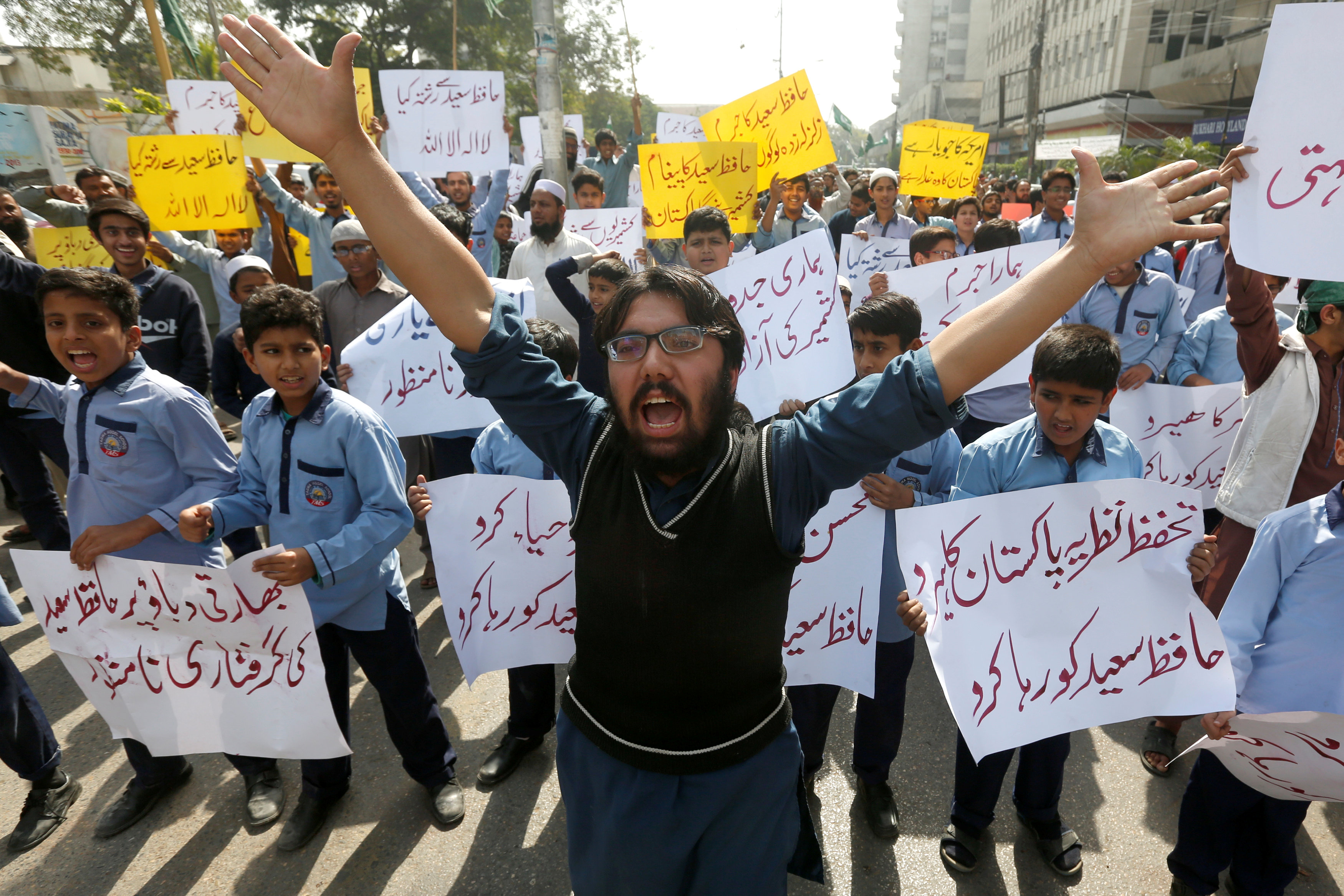 طلاب يشاركون فى مظاهرات احتجاجية على احتجاز زعيم جماعة الدعوة فى باكستان