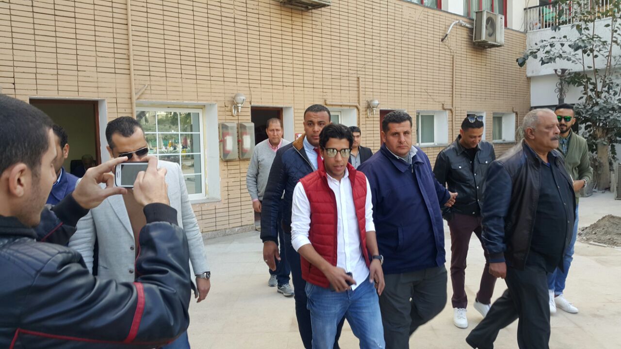 احمد حمودي يصل الاهلي بعد التوقيع للنادي رسمياً (1)