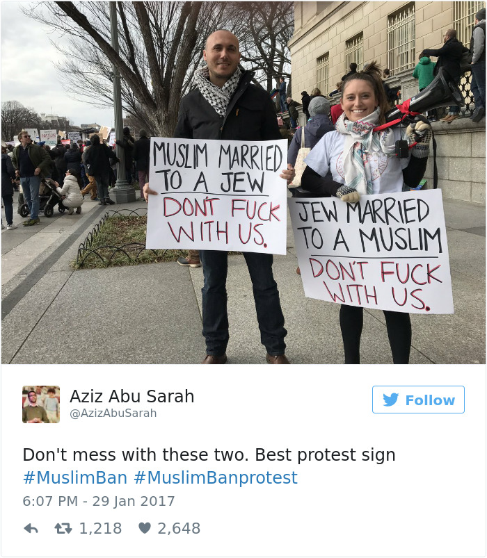  زوجات يحملان مكتوب عليها "المسلمون واليهود يتزوجون لا تعبث معنا"