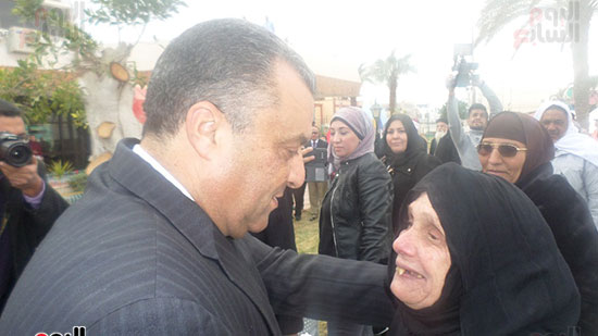 مساعد الوزير يقبل والدة أحد الشهداء