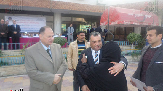 مساعد الوزير ومدير الأمن مع والد أحد الشهداء