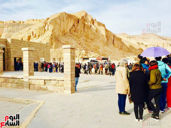 توافد السائحين  للاستمتاع بمقابر البر الغربي بالأقصر