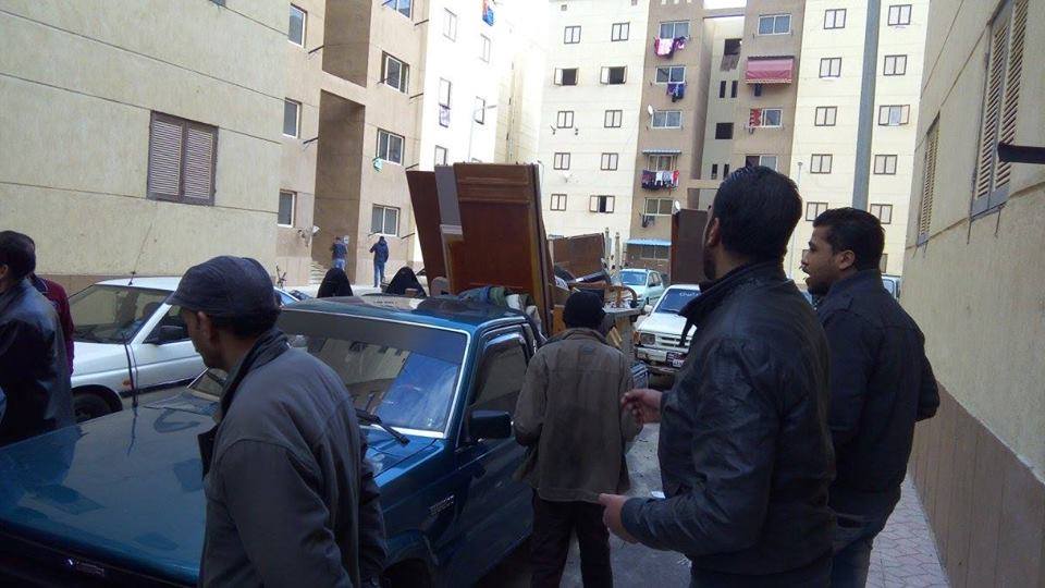 سيارت تحمل متعلقات اهالي القابوطي بالمشروع