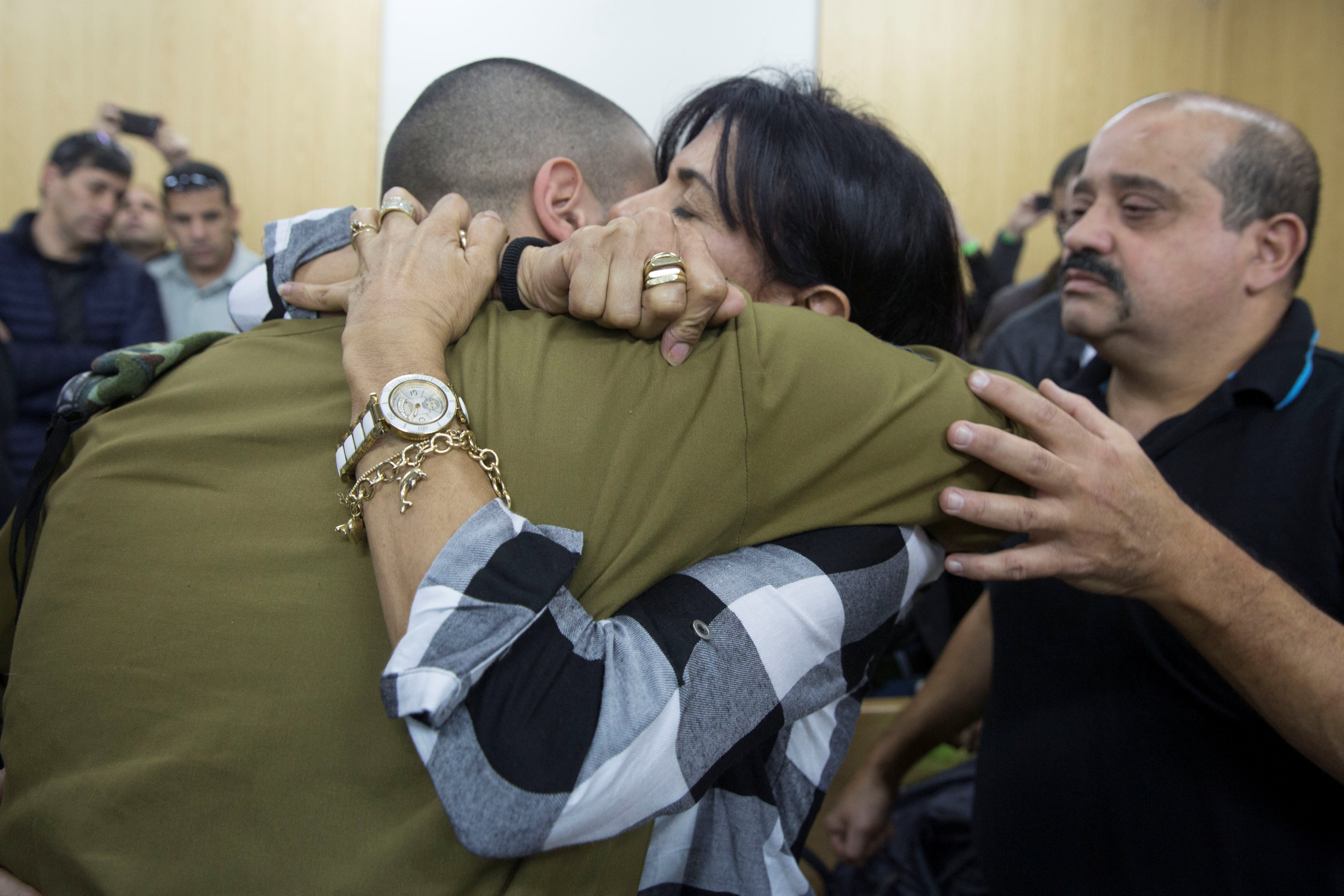الجندى الإسرائيلى يعانق والدته قبل سماع حكمه فى المحكمة