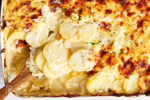 البطاطس بالثوم والجبن البارميزان