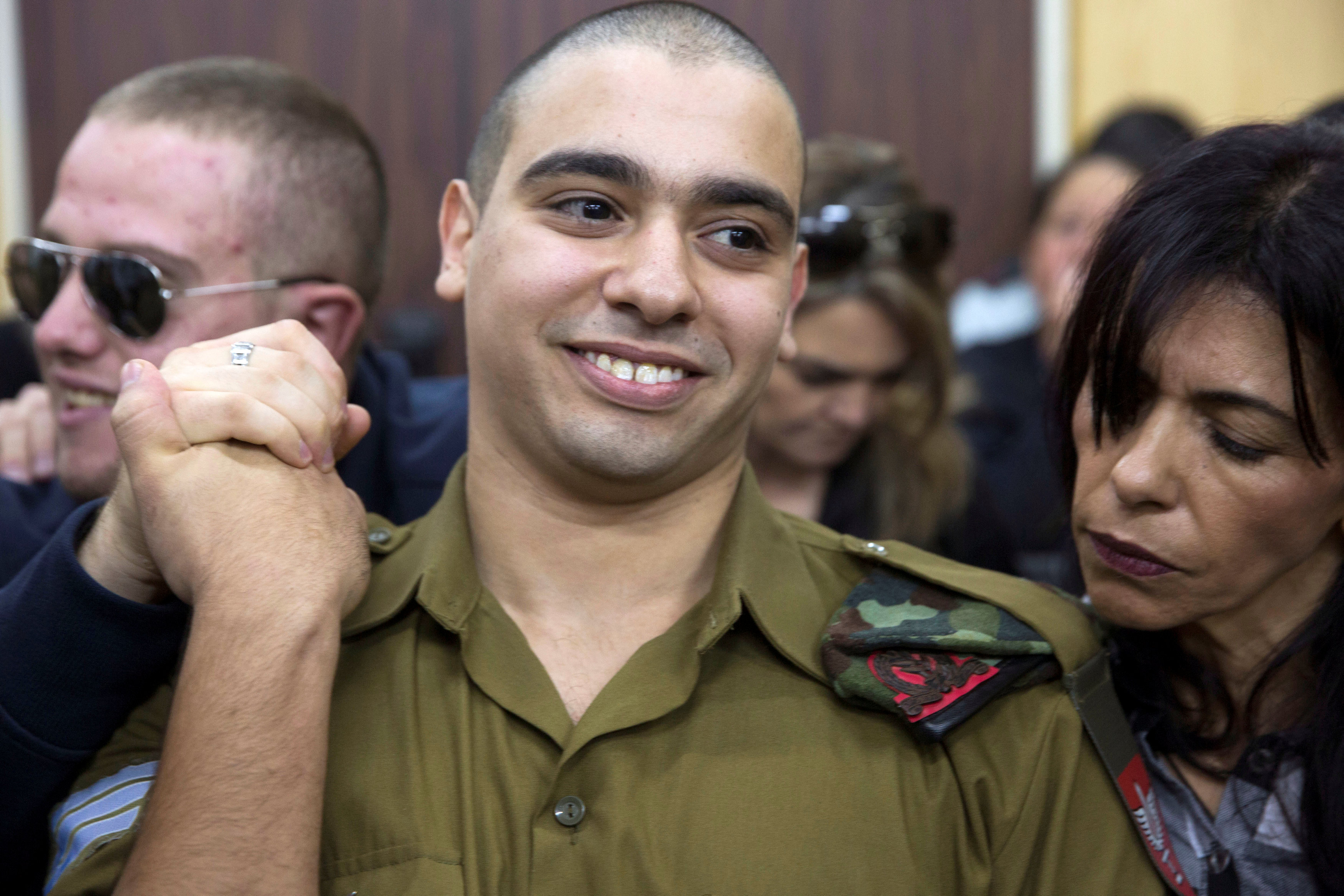 الجندى الإسرائيلى يستمع للحكم
