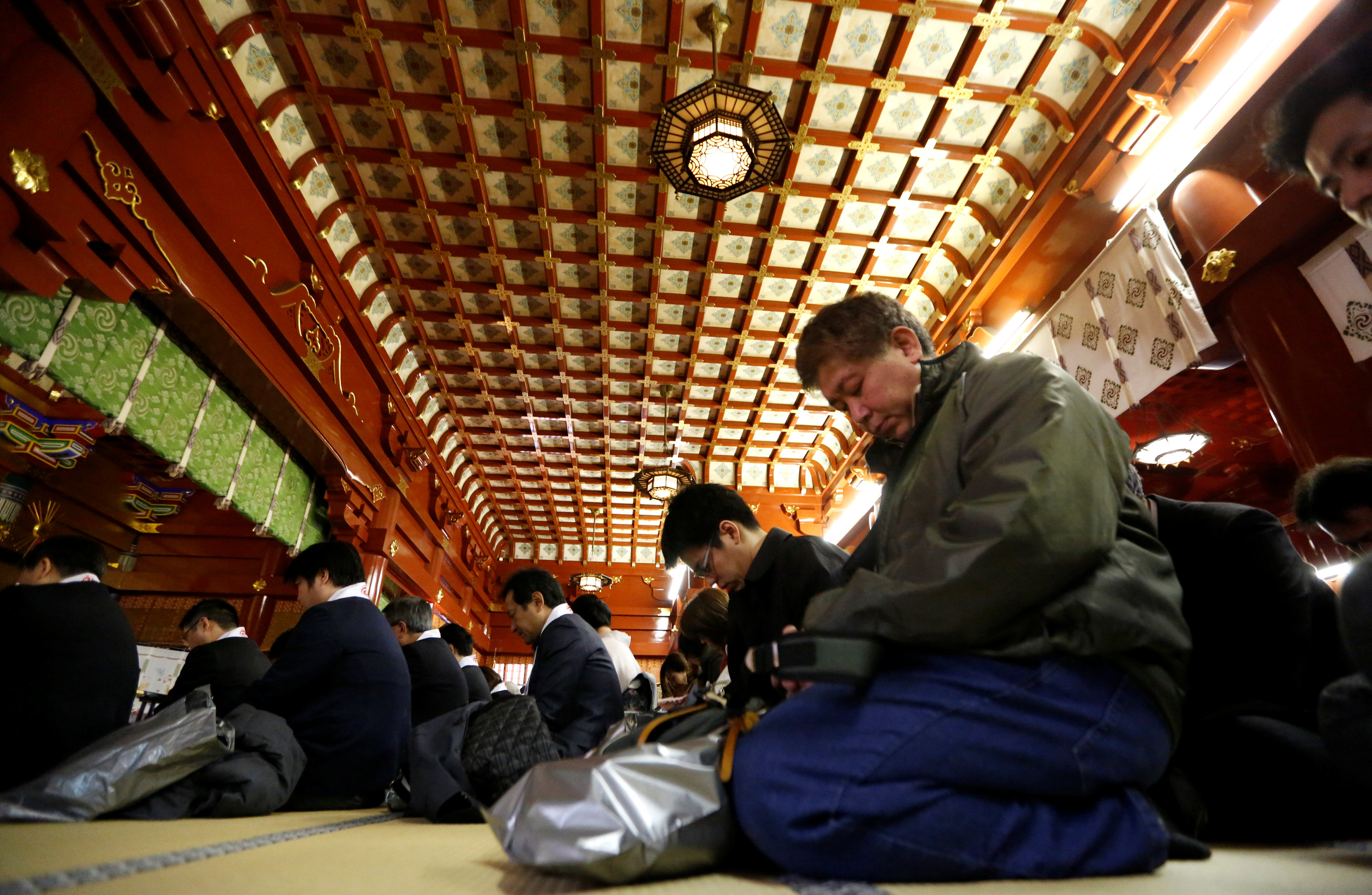 بعض المواطنين اليابانين قبل الصلاة
