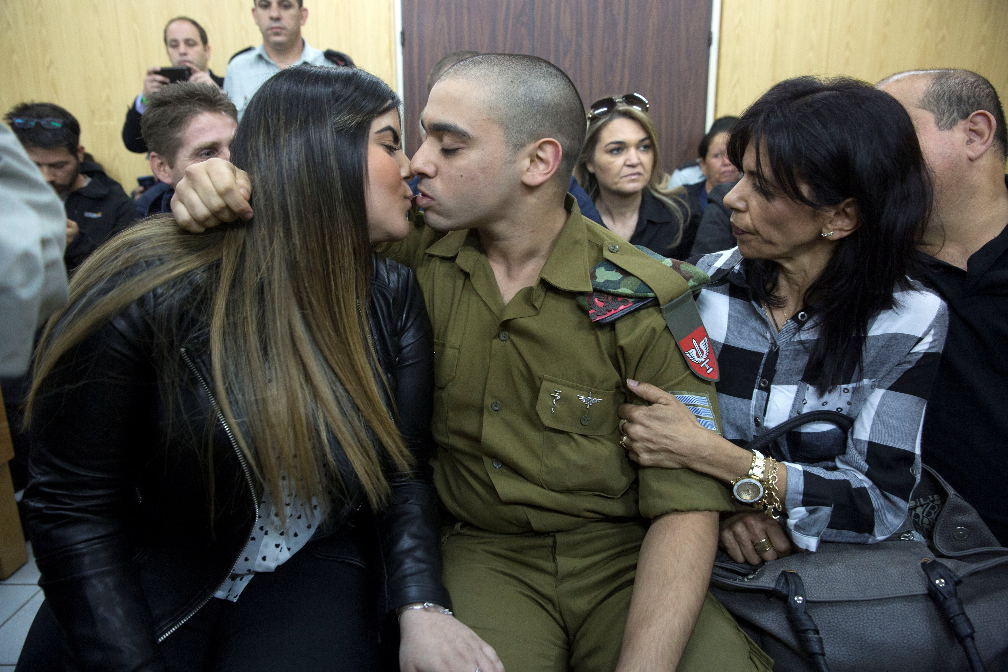 الجندى الإسرائيلى يقبل صديقته قبل سماع محاكمته