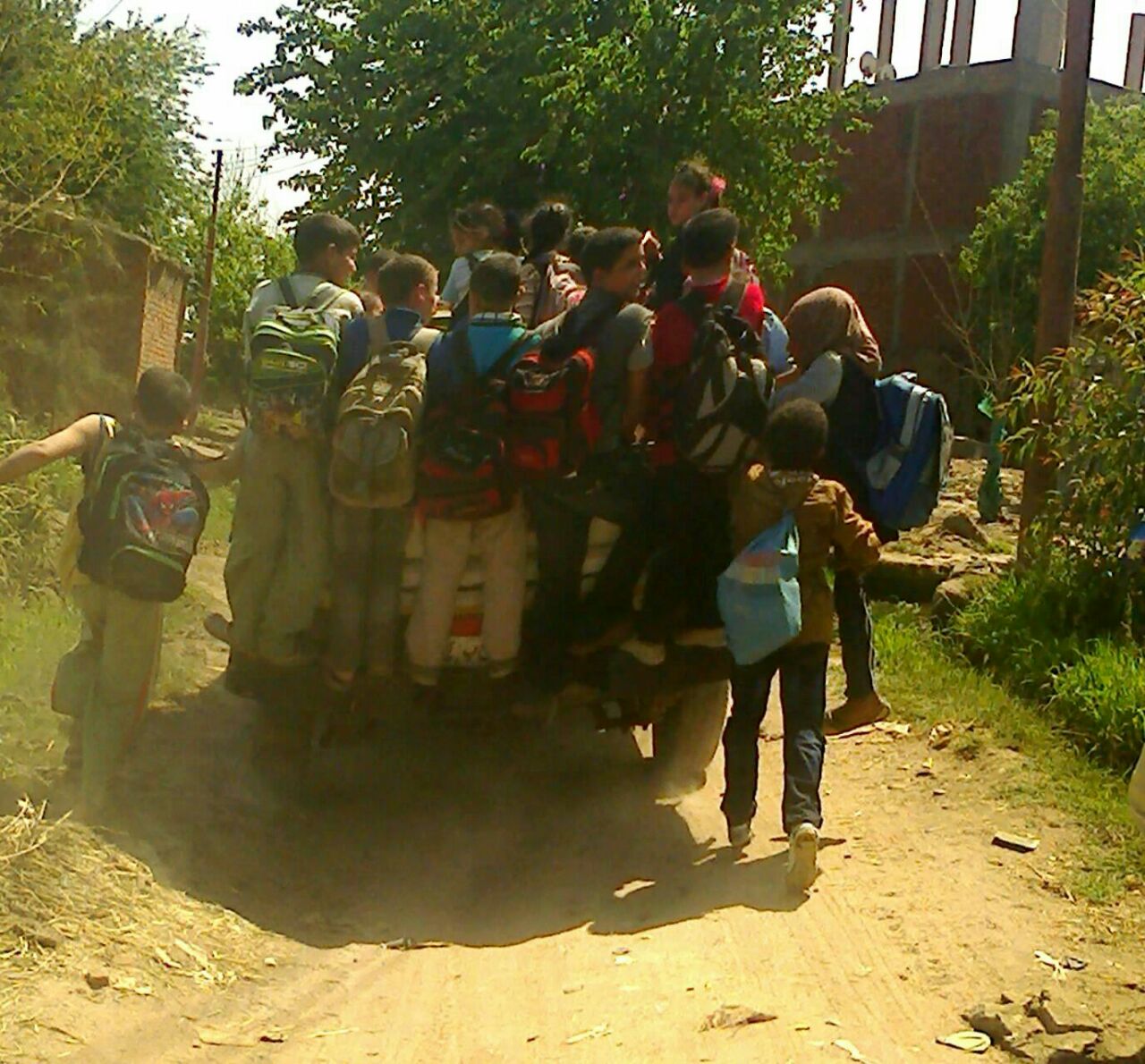 الأطفال مكدسين بأحد السيارات للذهاب للمدرسة