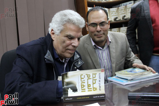 الكاتب الكبير إبراهيم عبد المجيد يوقع روايته "قطط العام الفائت"