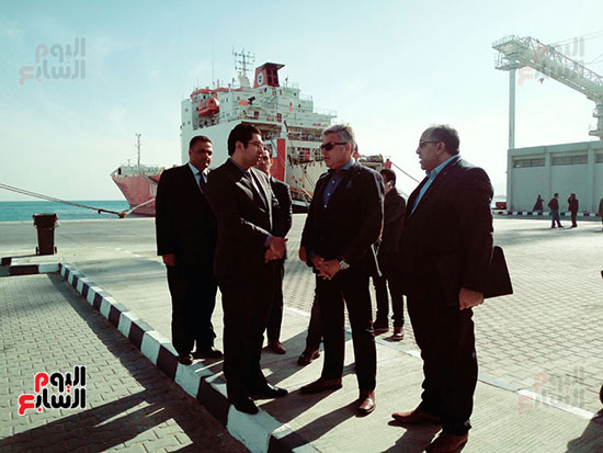 اللواء محمد عرفان رئيس هيئة الرقابة الإدارية يتفقد ميناء سفاجا (1)