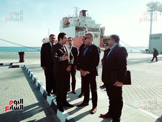 اللواء محمد عرفان رئيس هيئة الرقابة الإدارية يتفقد ميناء سفاجا (2)