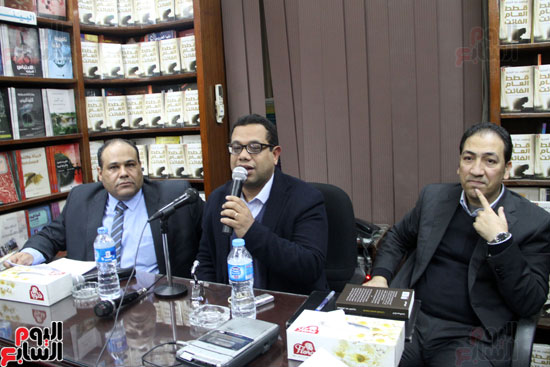 سيد محمود، رئيس تحرير جريدة القاهرة خلال حفل توقيع ومناقشة رواية "قطط العام الفائت".