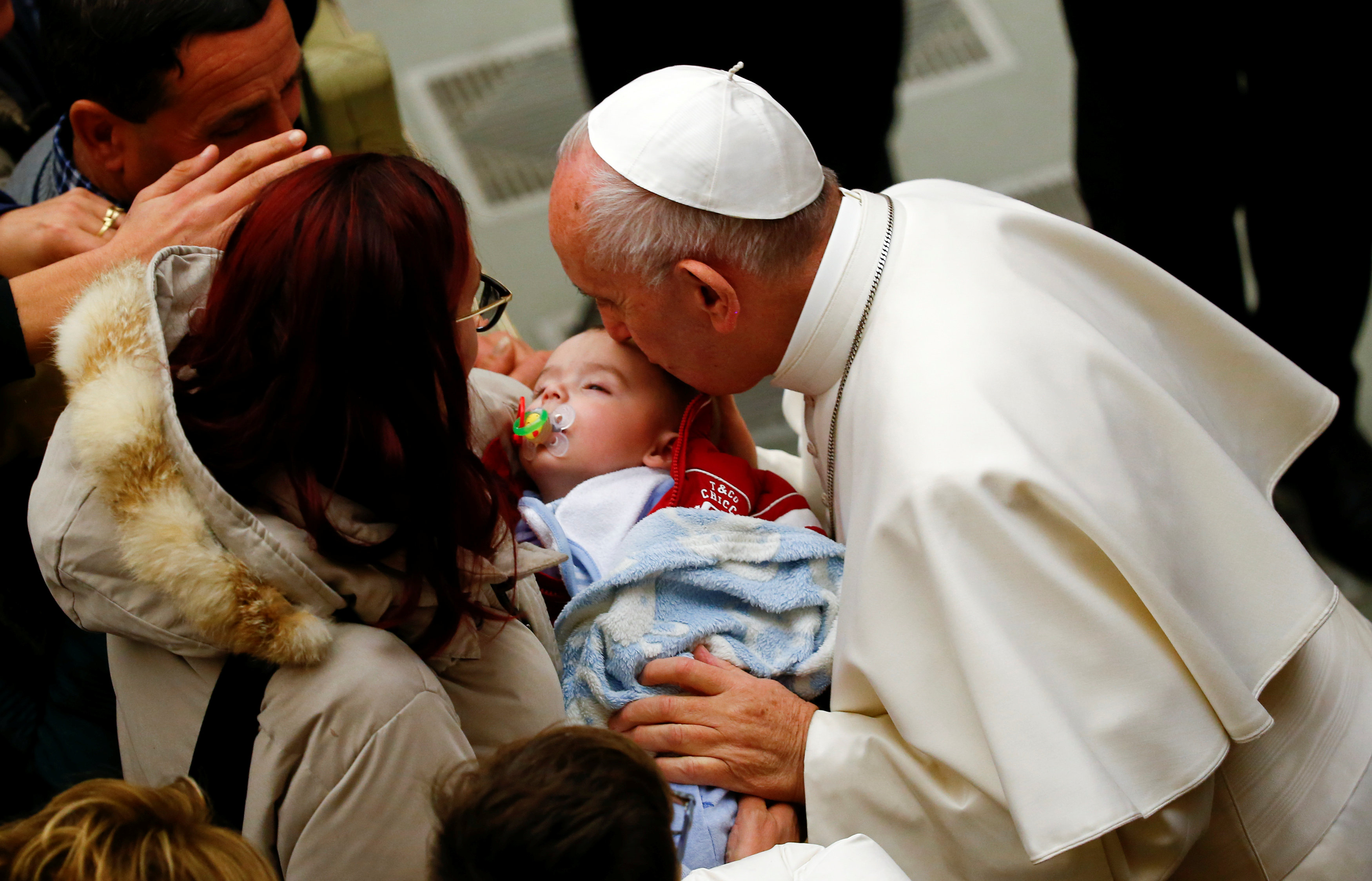 البابا يُقبل طفل صغير