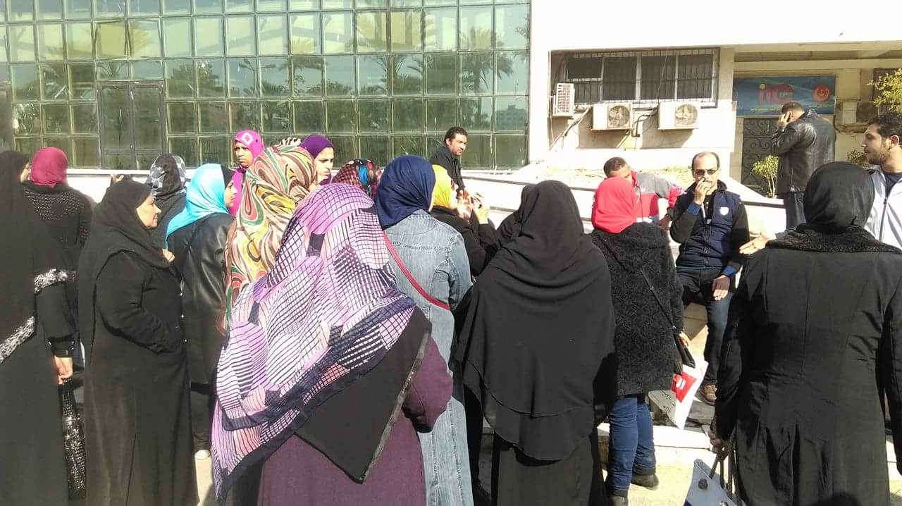 نساء ورجال وشباب في تجمعات المتظاهرين