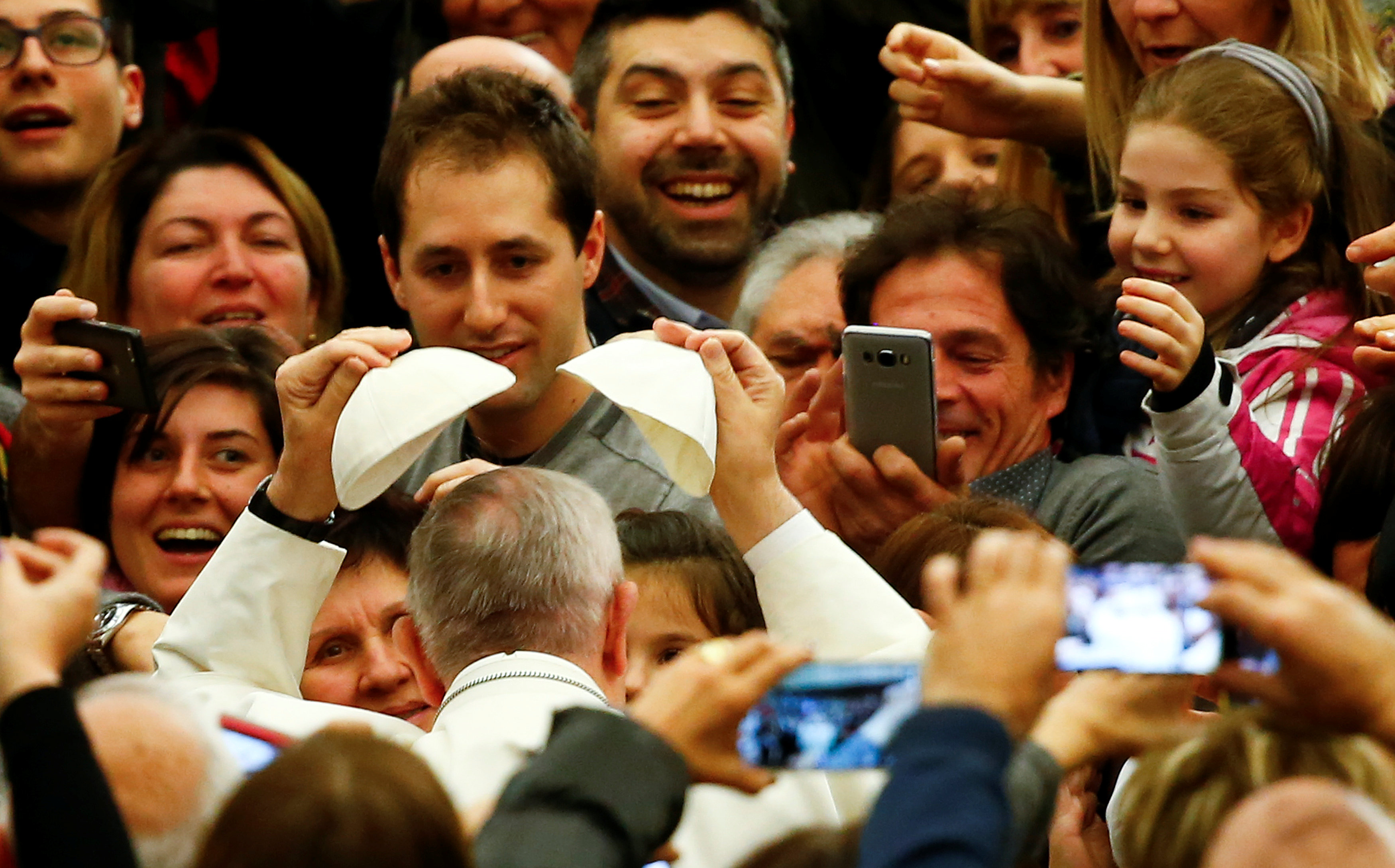 البابا فرنسيس يضع قلنسوة جديدة على رأسه