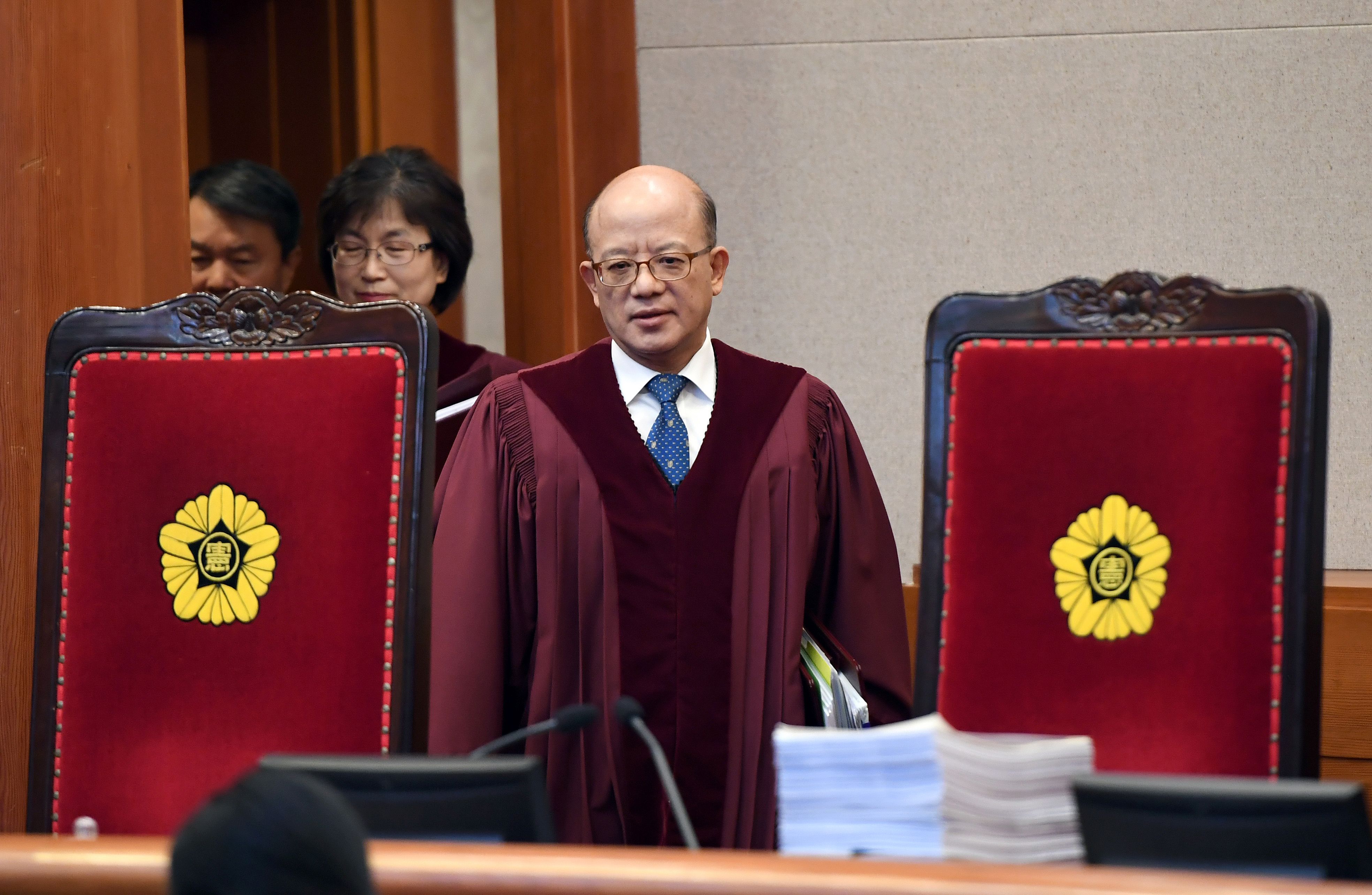 	وصول رئيس المحكمة الدستورية بكوريا الجنوبية لبدء الجلسة