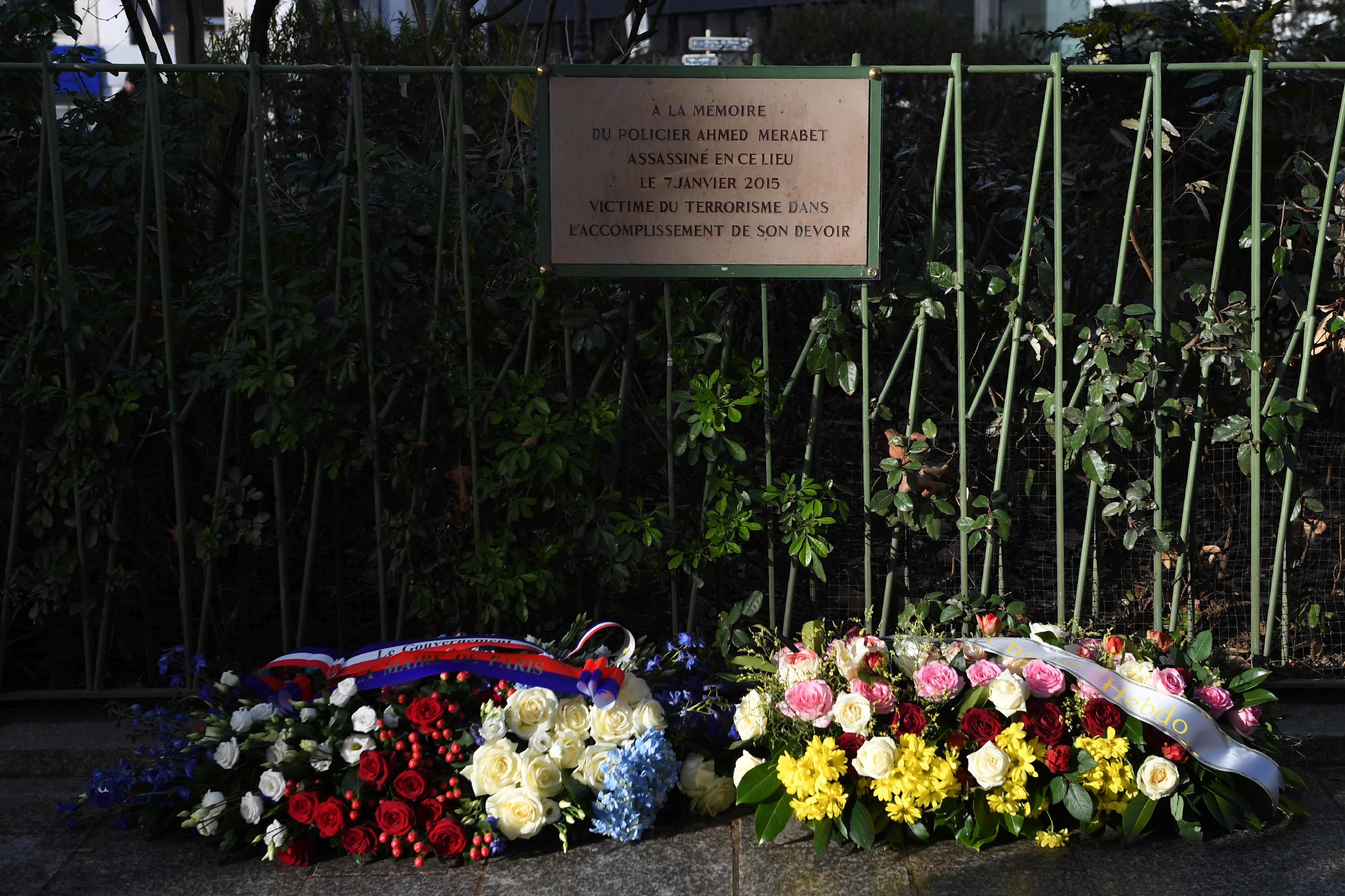 	الورود أمام لوحة تذكارية لأحد ضحايا الهجوم على شارلى إبدو