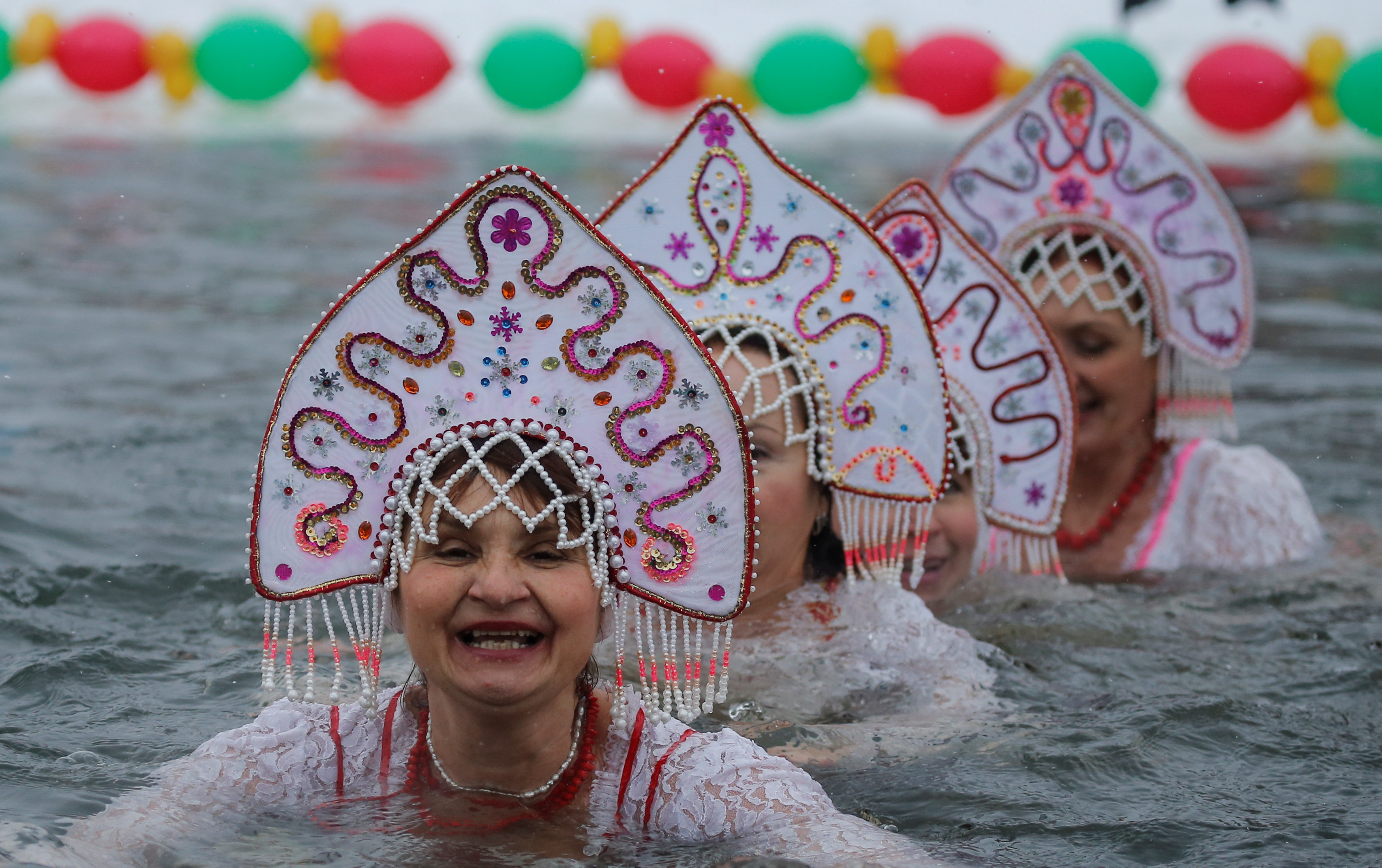 روسيا تحتفل بأعياد الشتاء بالسباحة