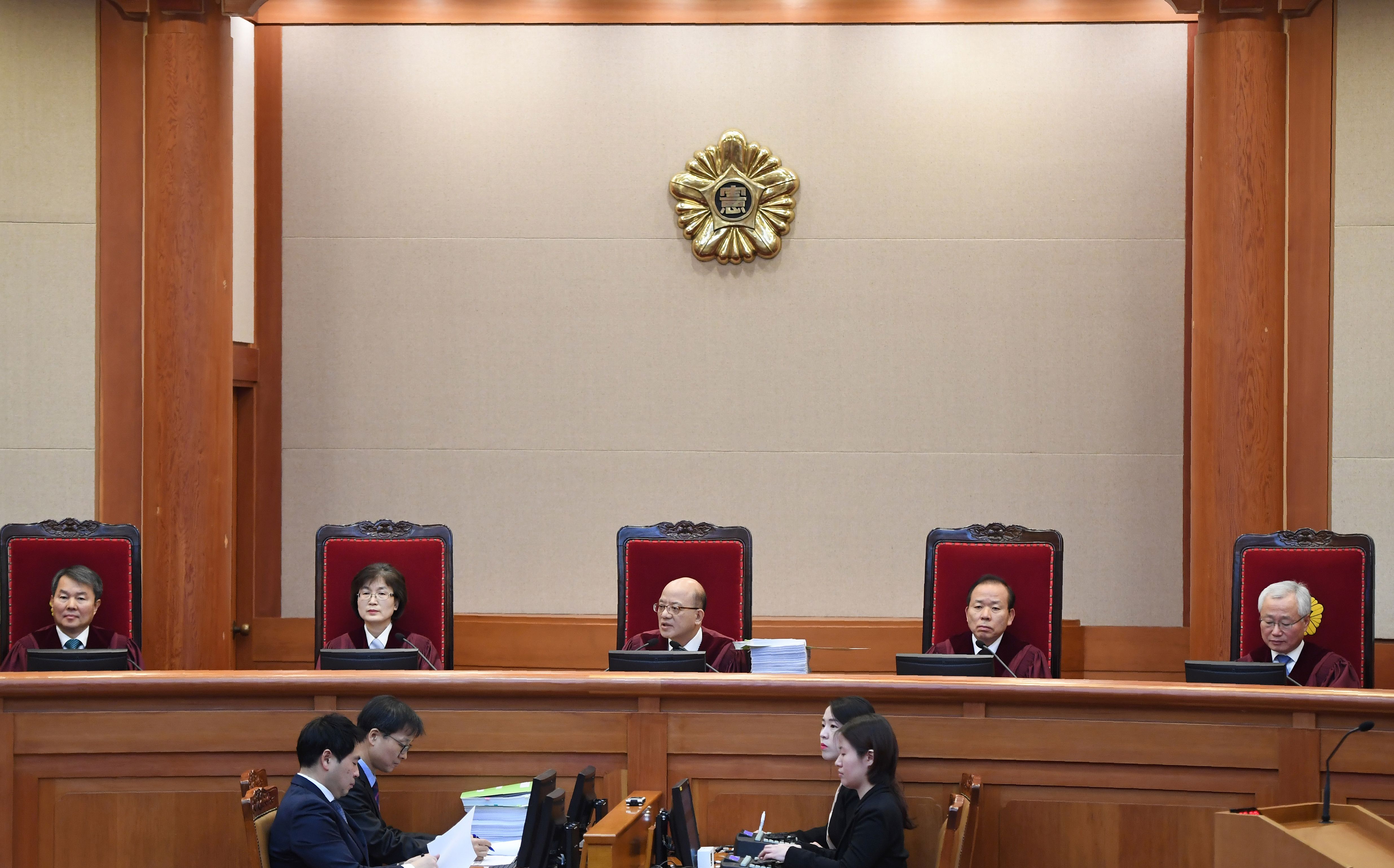 	قضاة المحكمة الدستورية بكوريا الجنوبية خلال الجلسة