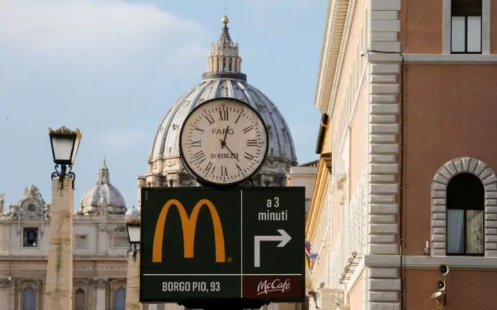 لافتة ماكدونالدز قبلة ساحة القديس بطرس