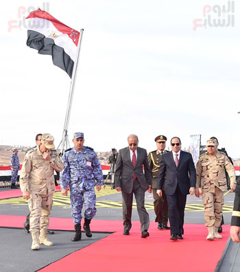 الرئيس السيسى ورئيس الوزراء ووزير الدفاع بعد رفع العلم المصرى فوق الميسترال