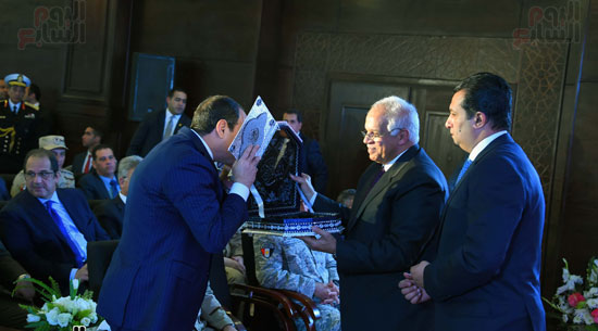 الرئيس السيسى يقبل المصحف الشريف