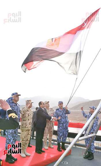 الرئيس السيسى يرفع العلم المصرى على حاملة الطائرات المروحية "جمال عبد الناصر"