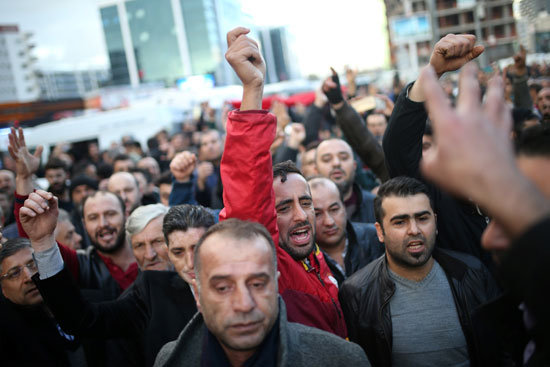 مواطنون أتراك ينددون بالتفجير الإرهابى فى مدينة أزمير