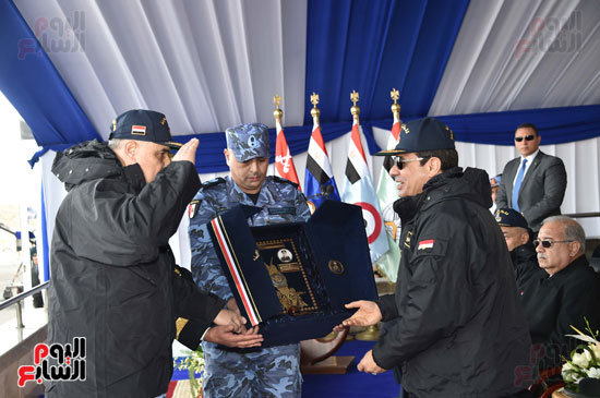 المصحف الشريف من قائد القوات البحرية هدية تذكارية للرئيس