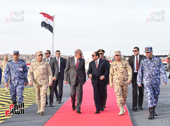 العلم المصرى يرفرف خلف الرئيس السيسى