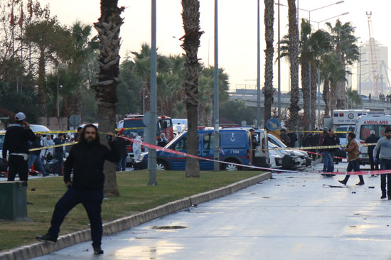 موقع الإنفجار فى محيط محكمة مدينة أزمير التركية