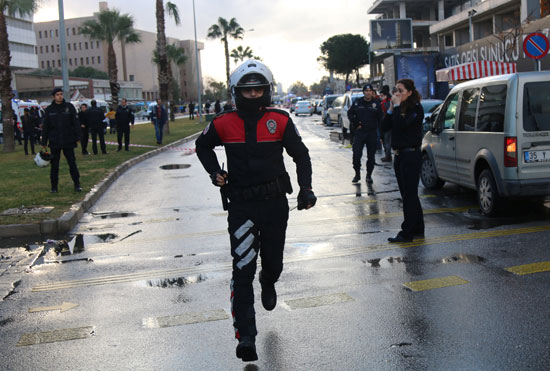 رجال الشرطة التركية يسرعون بالتوجه لمحيط الانفجار