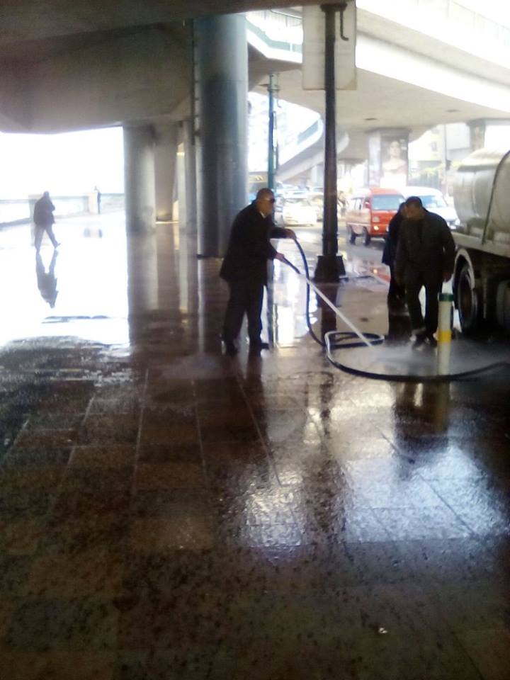 الدفع بسيارات مياه لتنظيف ميدان عبد المنعم رياض